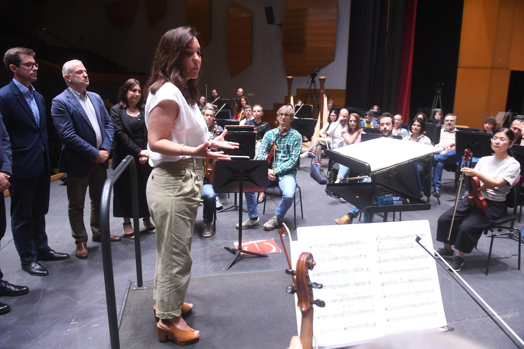 La alcaldesa de A Coruña y el presidente de la Diputación acuden a un ensayo de la Orquesta Sinfónica de Galicia