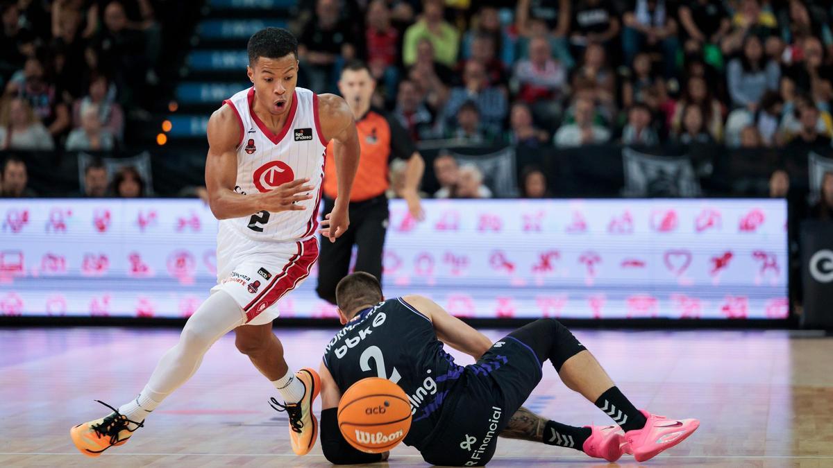 Bell-Haynes avanza ante la defensa de Normantas durante el partido de este domingo.