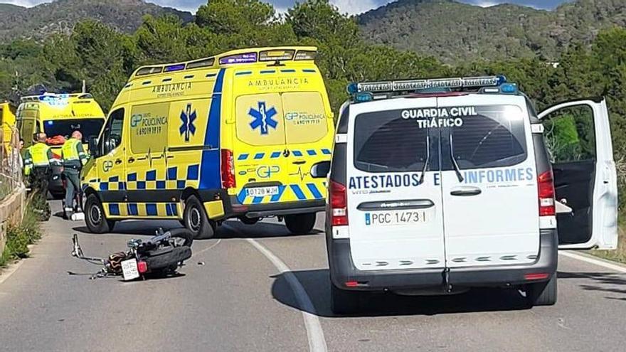 La Guardia Civil y dos ambulancias, en el lugar del accidente. | SERGIO G. CAÑIZARES