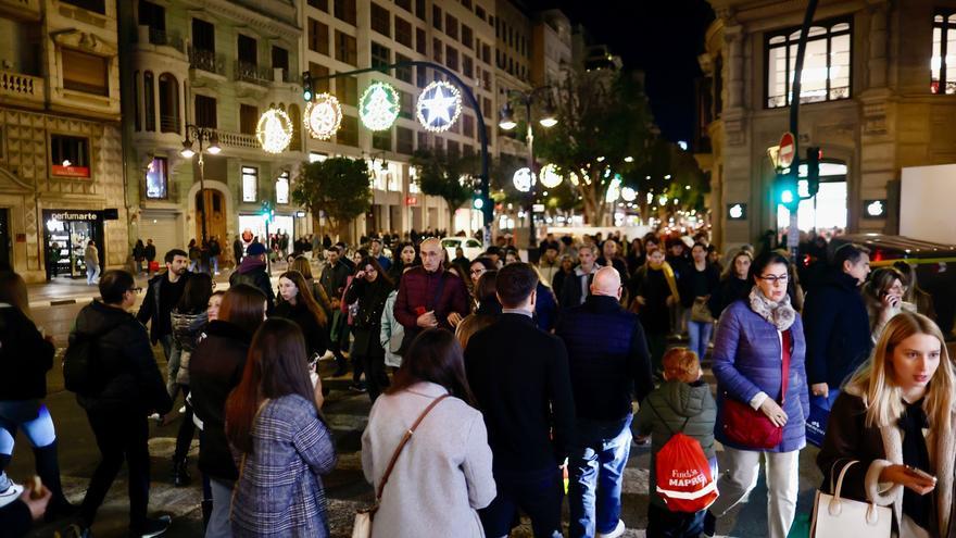 El primer día de la València navideña abarrota el centro de la ciudad