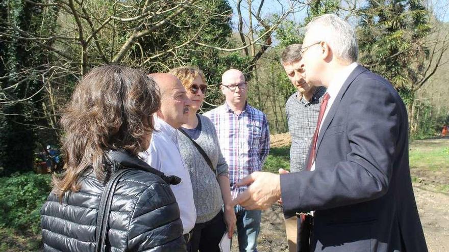 Por la izquierda, la militante del PSOE Lucía Rodríguez, el secretario de la agrupación socialista de Salas, Miguel Ángel Arboleya; Flor Menéndez, el militante del PSOE Juan José López, José Ramón Feito y Antonio Trevín, ayer, en la zona de las obras.