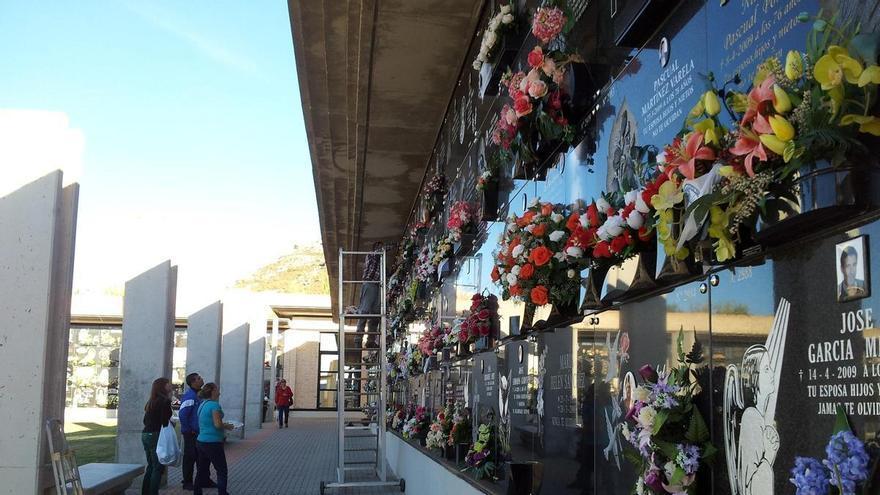 La plantilla del cementerio de Villena se niega a hacer horas extra por una deuda salarial que el Ayuntamiento cuestiona