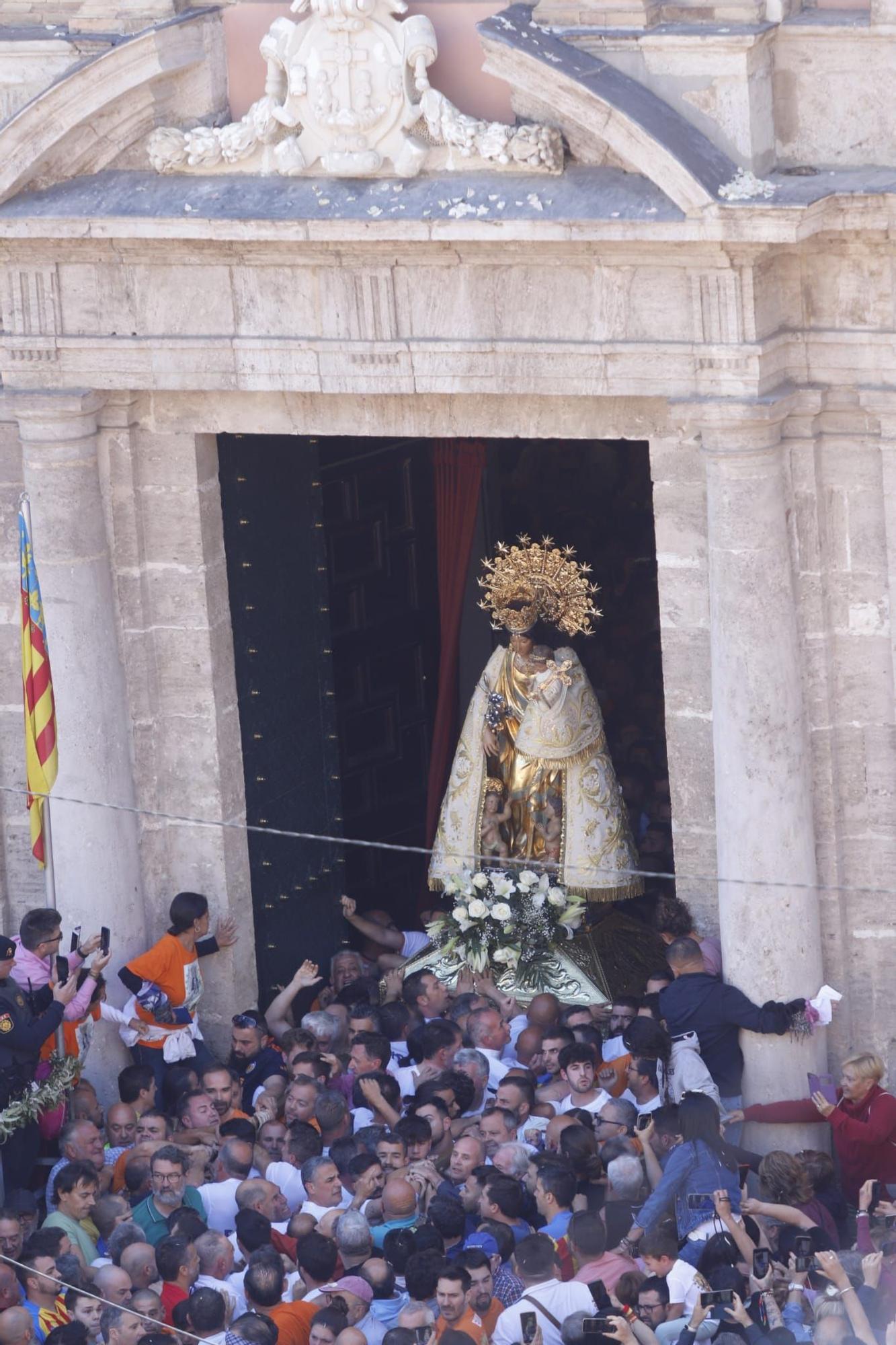 Muchos valencianistas acompañan a la Virgen de los Desamparados en su Traslado