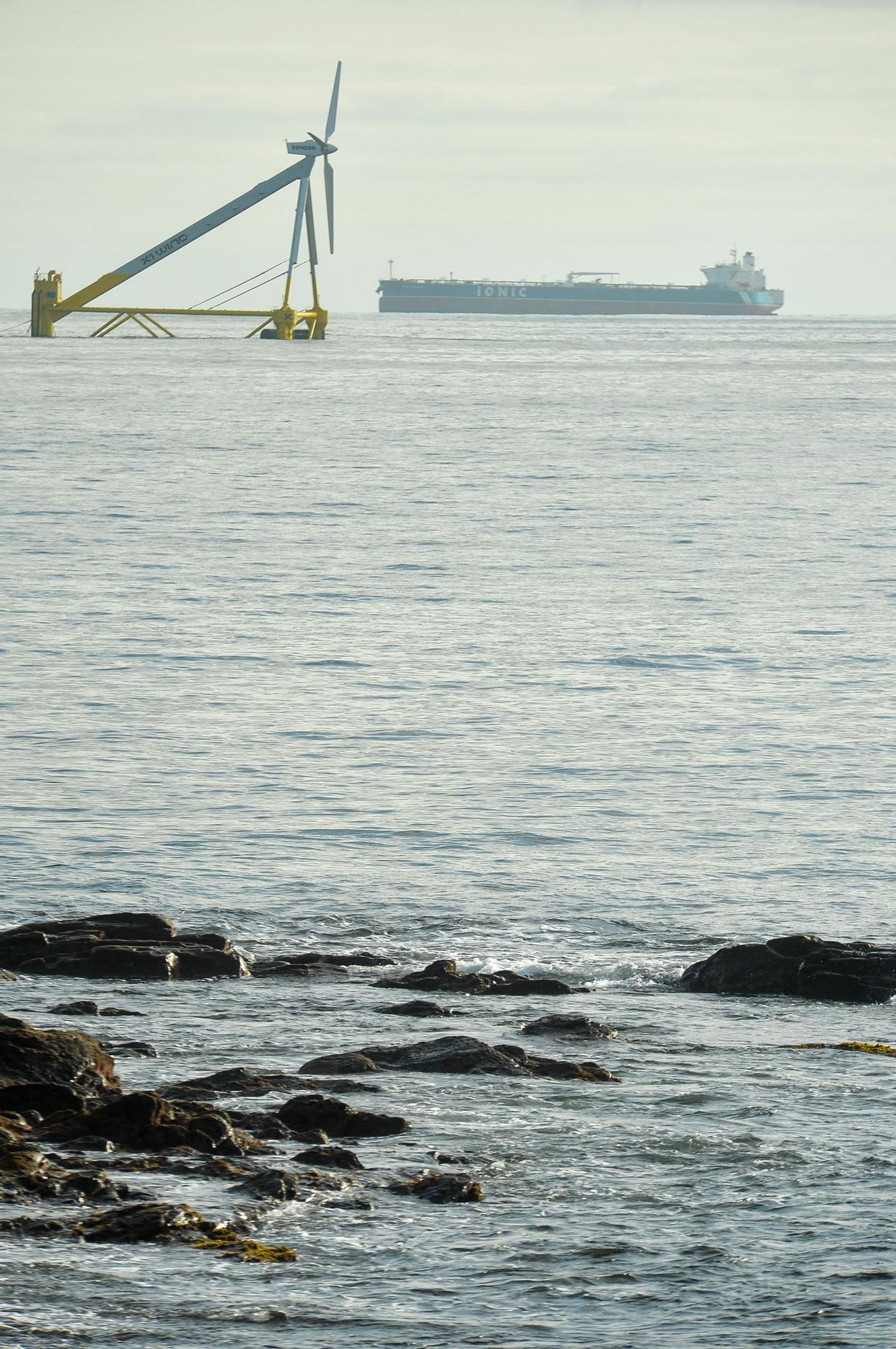 Traslado del aerogenerador flotante en San Cristóbal