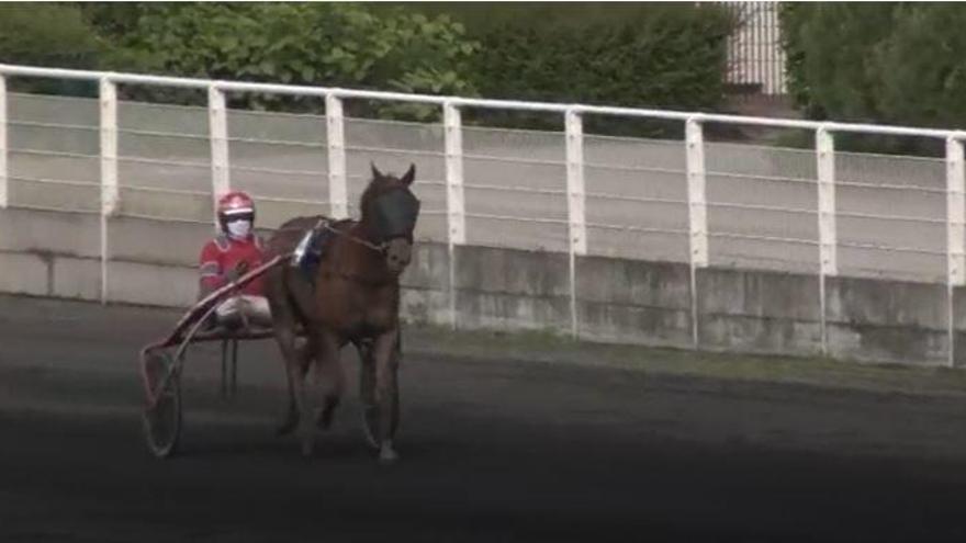 Biel Pou, con Helali de Montceau, tras ganar la prueba.