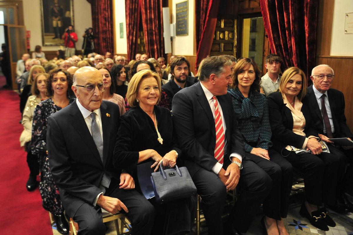 Serrano Bru, junto a miembros de su familia, este viernes en el salón de plenos del Ayuntamiento de Elche