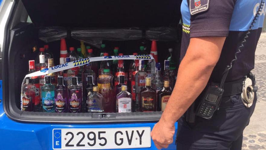 La Policía incauta 300 botellas de alcohol a menores en Melenara