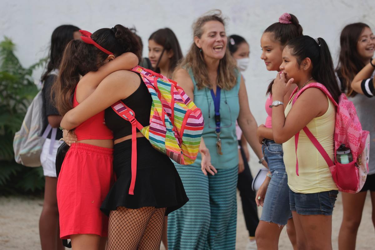 Los alumnos vuelven a las aulas en el colegio Josep Carner de Badalona