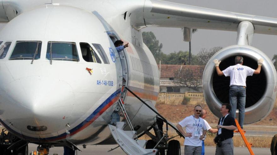 Técnicos revisa un Antonov-148 en la India.