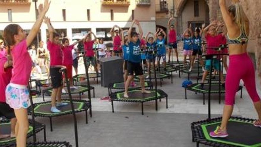 Joves participant en un dels exercicis de salt que es van muntar ahir al matí a la plaça de la Fira.