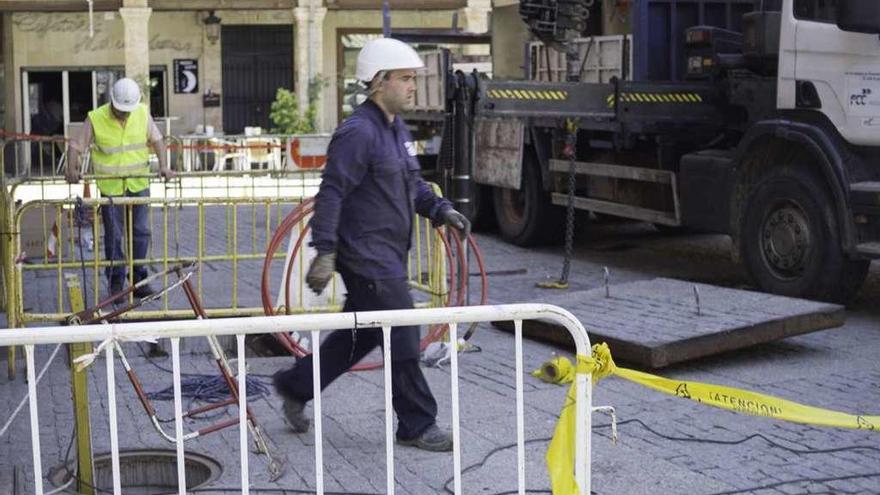 Operarios trabajando en el Centro de Transformación de Iberdrola en la plaza de San Nicolas.