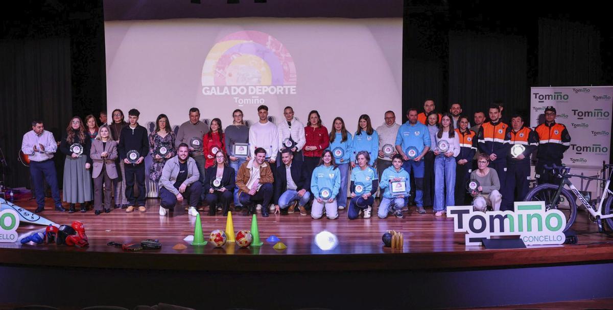 Persoas e colectivos premiados na IX gala do deporte de Tomiño.   | // D.P.