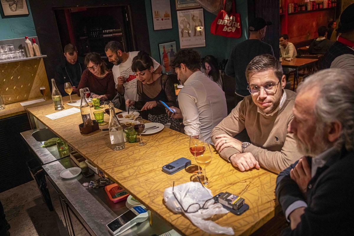 Barcelona, 02/03/2026 Barcelona. Congresistas de cena en Barcelona. en el restaurante Arcano hay grupos a partir de las 20h. Autorizado por isabel de Prensa. Buscar alguno más por la zona. RESTAURANTE BRUTAL. AUTOR: MANU MITRU