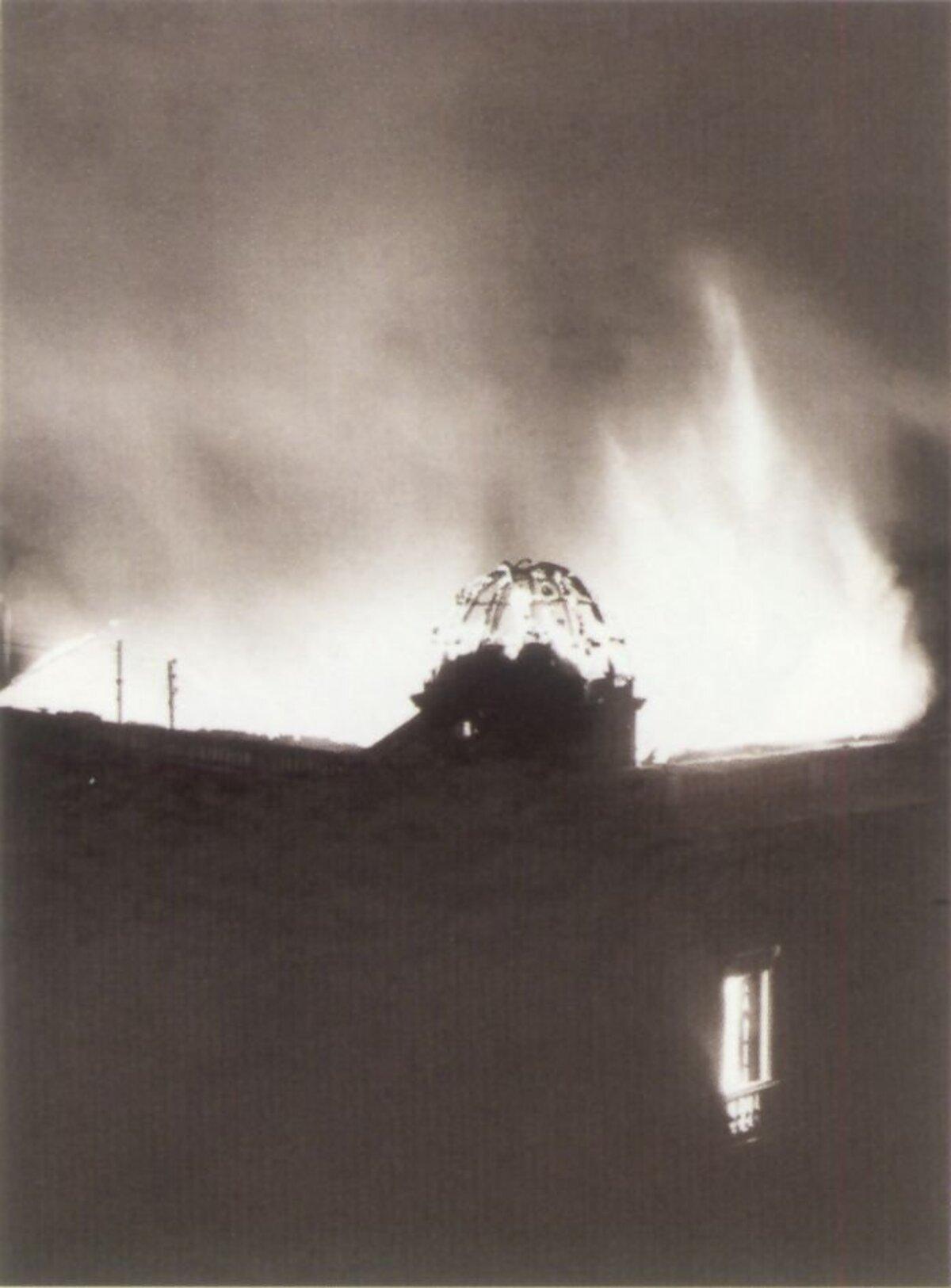 Imagen del incendio que arrasó el observatorio de la Universitat de València el 12 de mayo de 1932.
