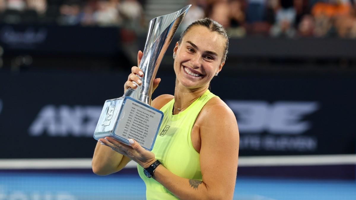 Sabalenka, con el trofeo logrado en Brisbane