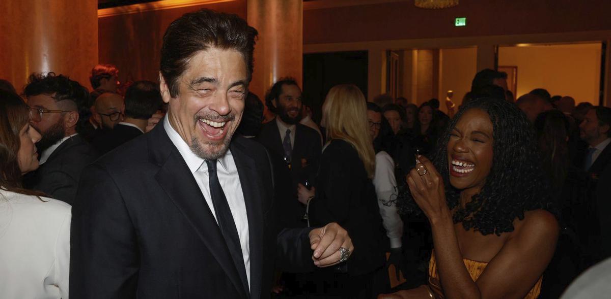 Benicio del Toro, en la imagen junto a Stacy Ike, destacó la actuación de Bud Bunny en la Super Bowl. | EUROPA PRESS