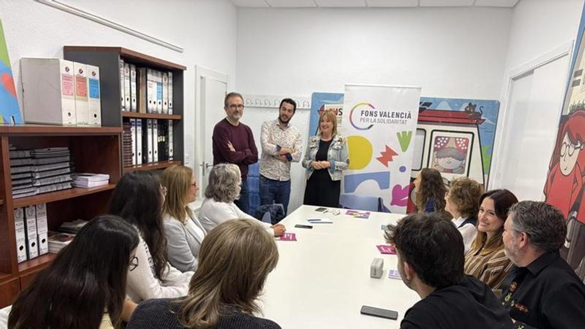El alumnado que participará en el proyecto, con representantes del Fons Valencià per la Solidaritat.
