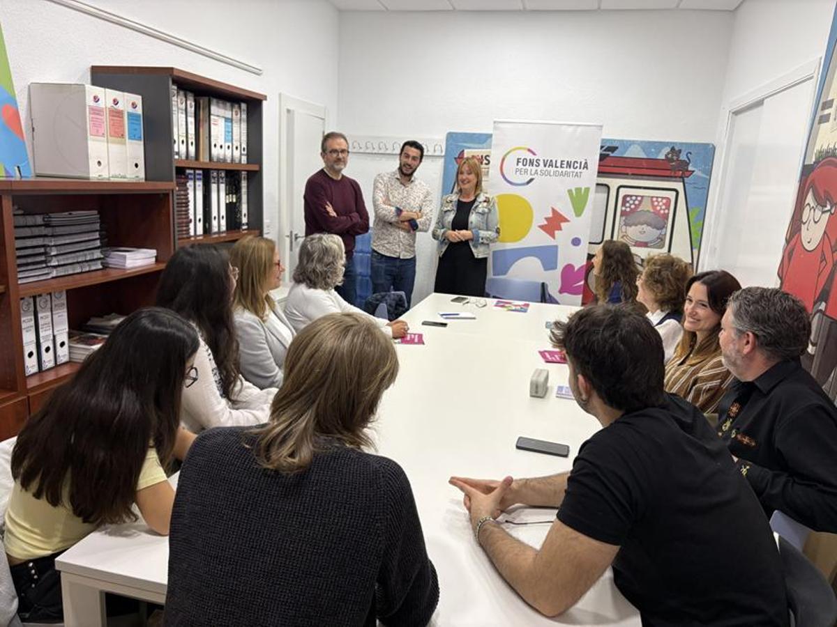 L’alumnat que participarà en el projecte, amb representants del Fons Valencià per la Solidaritat