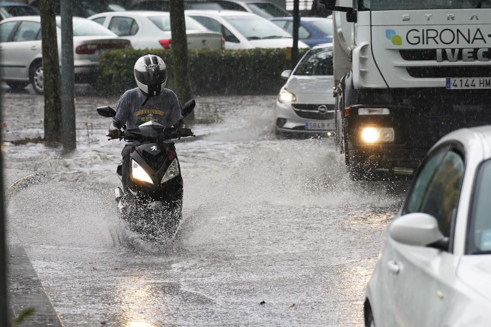 Un ruixat intens deixa més de 20 litres en pocs minuts a Girona