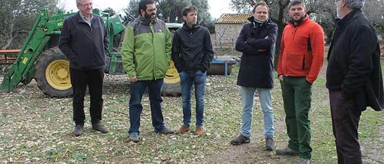 Representantes de la conselleria de Agricultura y algunos payeses, ayer en la finca de Son Ordre, donde se presentaron las ayudas.