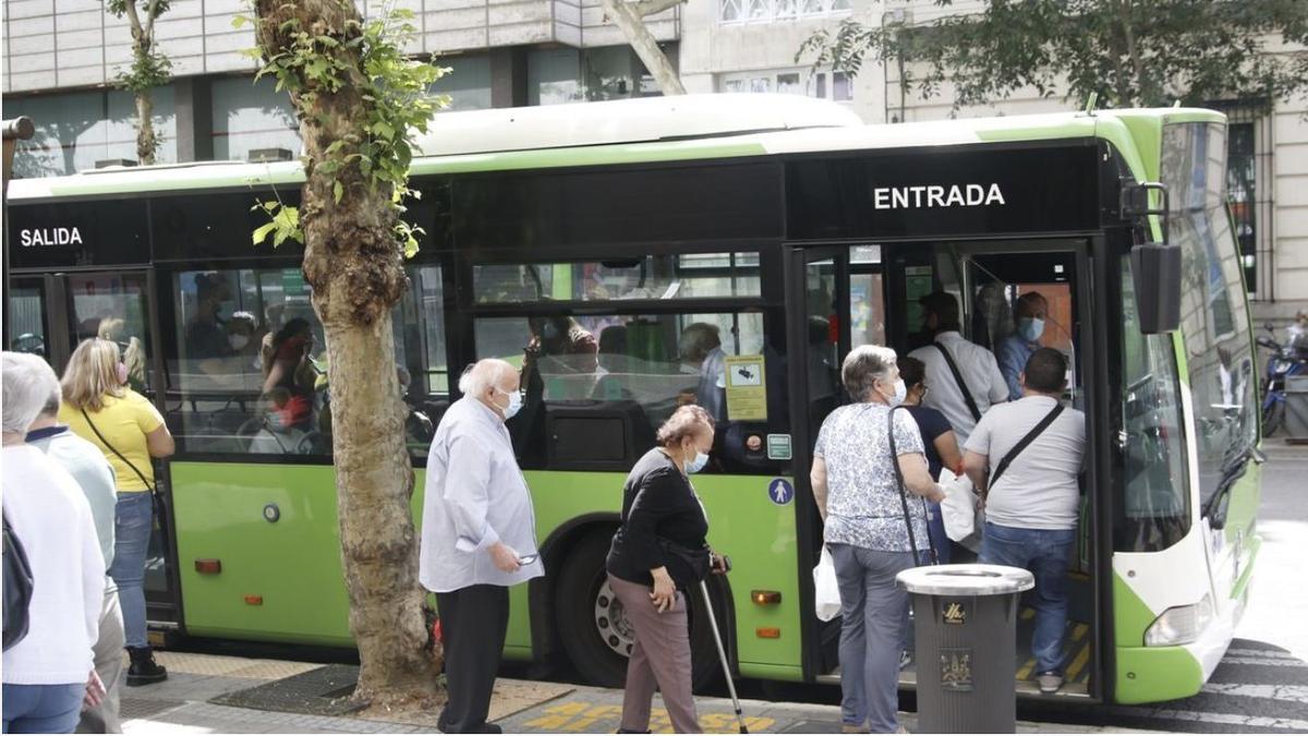 Pasajeros acceden a un autobús de Aucorsa.