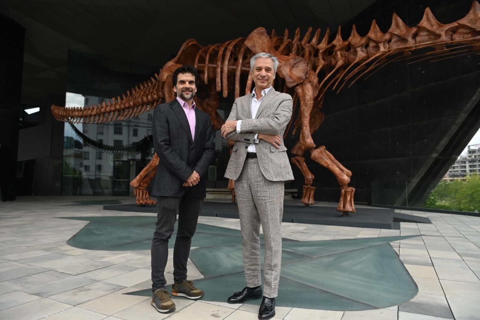 En imágenes | El dinosaurio más grande conocido conquista el Caixaforum de Zaragoza