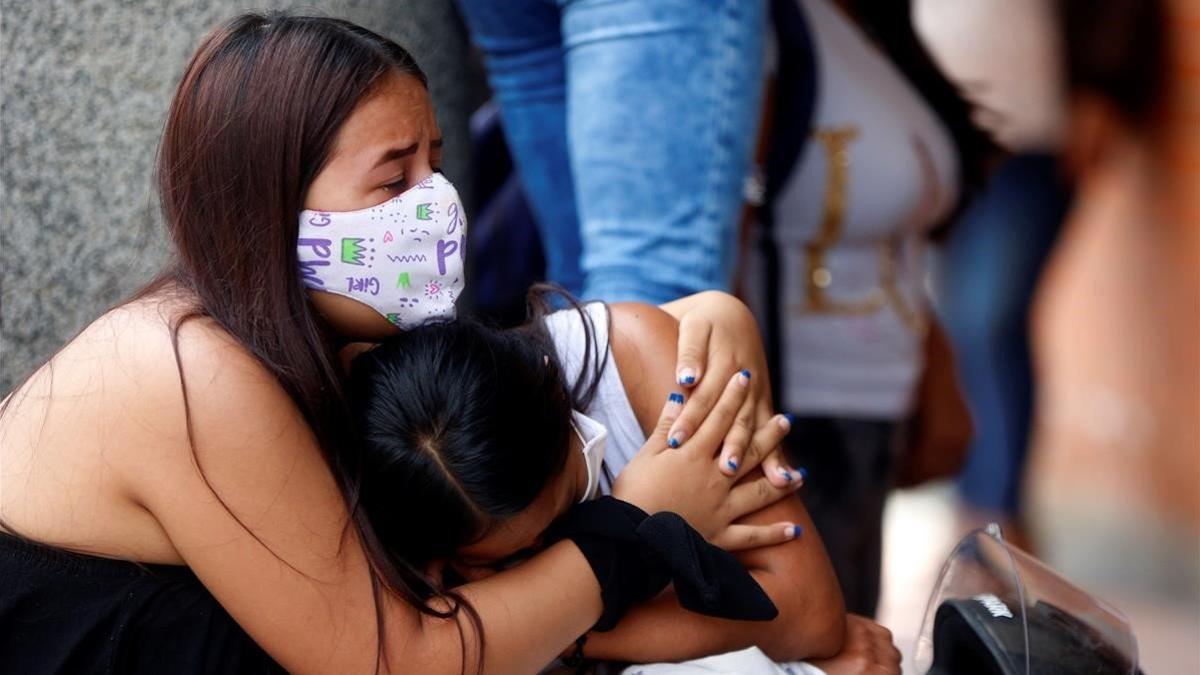 Familiares de un asesinado en la masacre del departamento del Cauco lloran en el exterior del Instituto de Medicina Legal, el lunes en Popayan (Colombia).