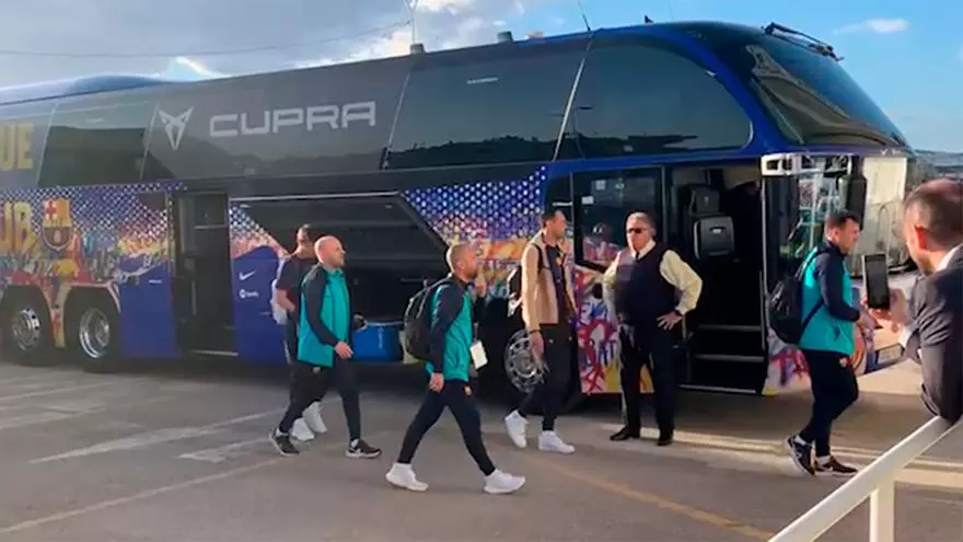Multitudinario recibimiento al Barça en el Martínez Valero