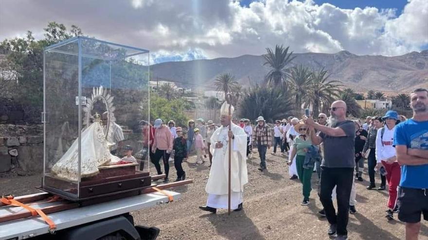 Subida a la iglesia de Betancuria de la Virgen de la Peña