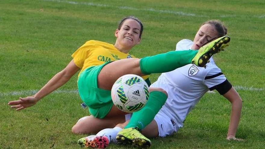 María Cepeda lucha por un balón contra una madrileña.