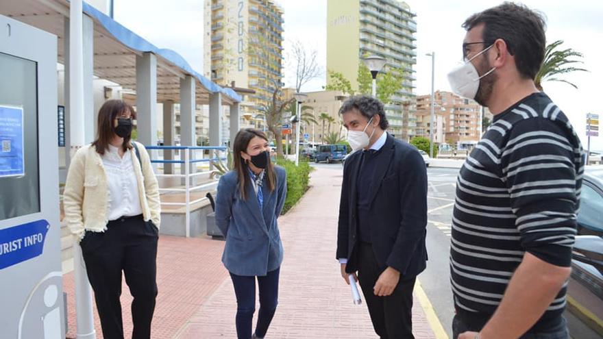 Francesc Colomer (tercero en la imagen), durante su visita a Orpesa, este miércoles.