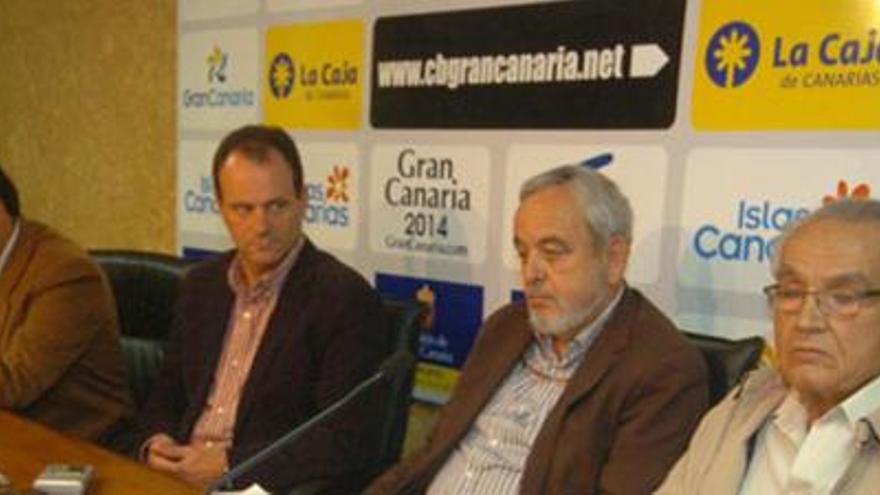 Óscar Hernández, ex consejero insular (2º izq), junto a Agustín Medina, presidente saliente del Granca (2º der.).  i LP