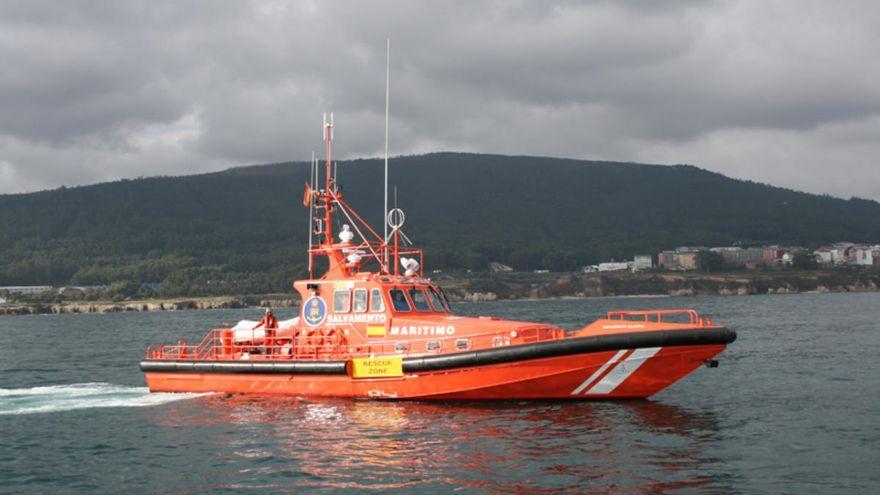 Un mercante rescata a 35 migrantes en una patera con un fallecido al sur de Canarias