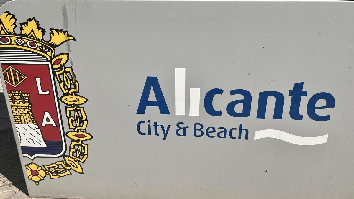 El escudo de Alicante cortado por la mitad junto a la marca turística &quot;Alicante. City &amp; Beach&quot;