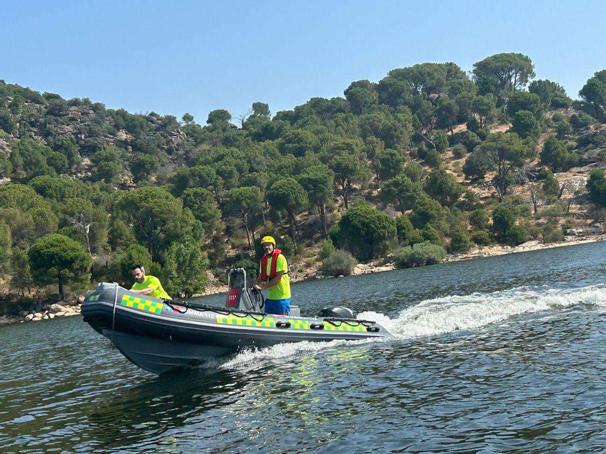Una lancha del dispositivo de Salvamento Acuático del Servicio de Urgencias Médicas de Madrid (Summa112), en el pantano de San Juan.