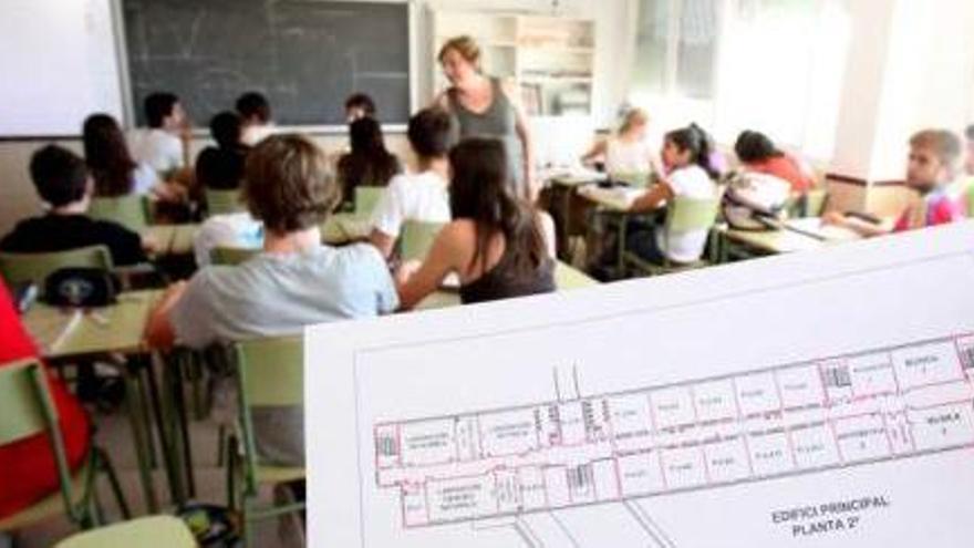 Los profesores comprueban con los planos lo que ya se ve en este aula ordinaria, que no caben media docena más de alumnos.