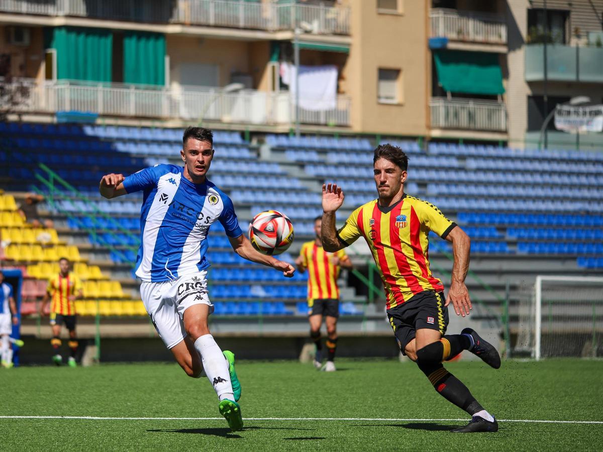 El debutante Diego Lorenzo intenta llegar a un balón largo cerca del área del San Andreu.