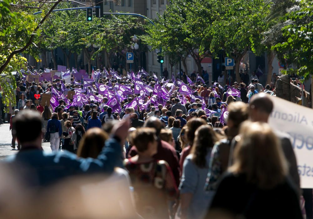 La afluencia es tal que no sólo cubre todo el recorrido de esta vía, sino que muchas personas esperan poder salir desde la Avenida de Federico Soto.