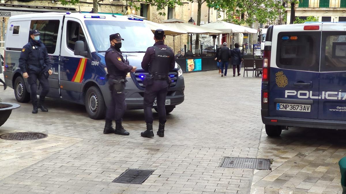 Agentes de Policía, durante la operación realizada esta mañana.