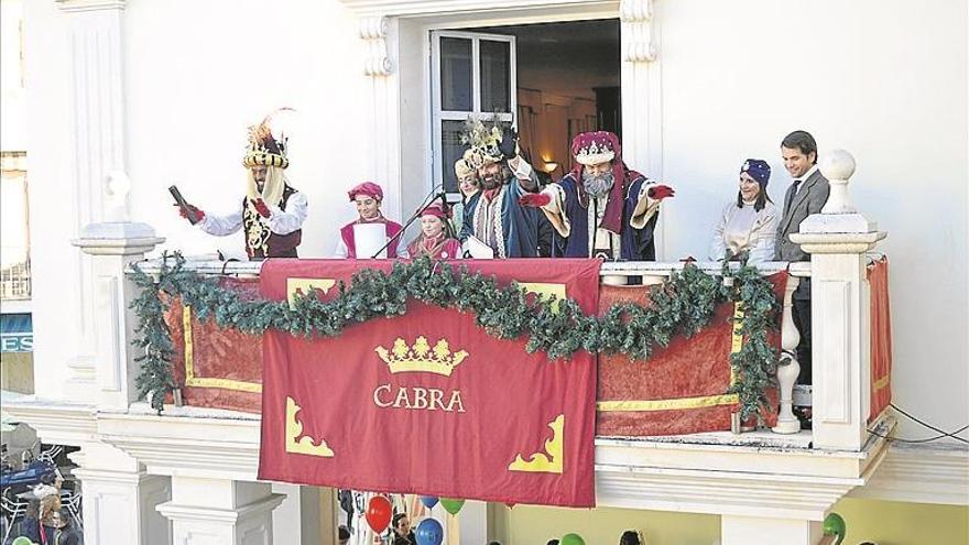 Cabra disfruta de la magia de los Reyes Magos con ocho carrozas y animación