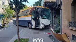 Un autocar se estrella contra la fachada de un hotel en Molins de Rei