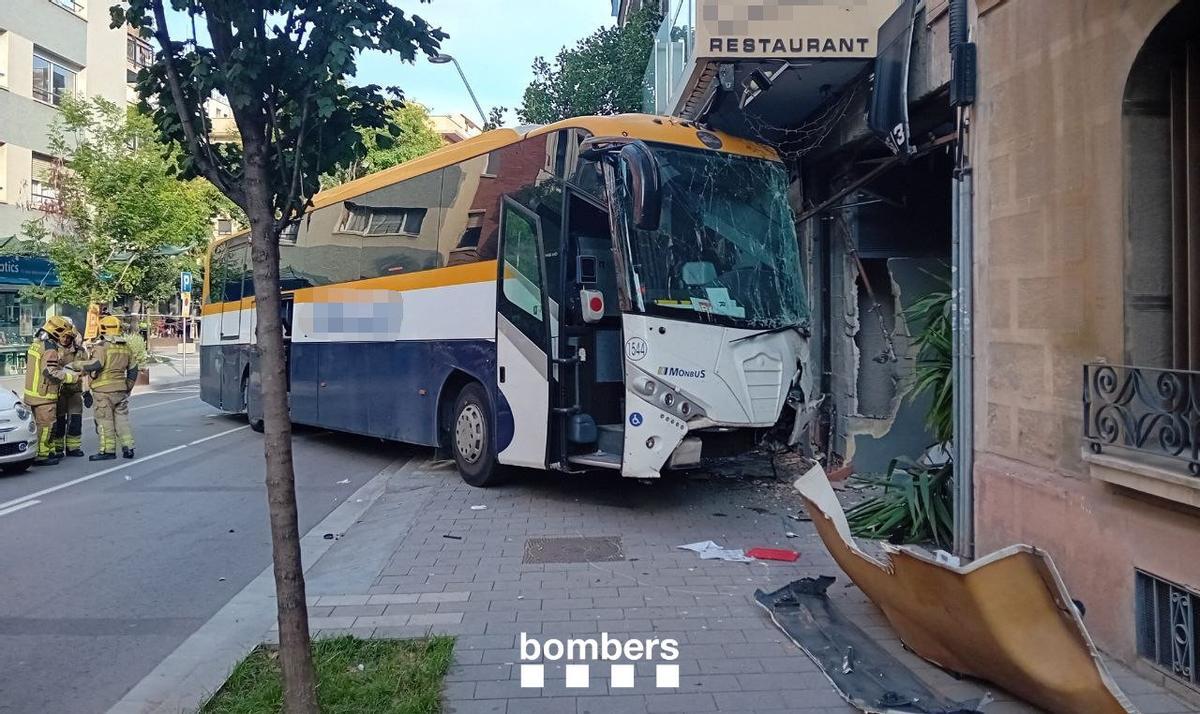 Un autocar se estrella contra un hotel en Molins de Rei (Barcelona) y deja seis heridos