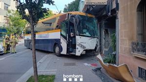 Un autocar se estrella contra un hotel en Molins de Rei (Barcelona) y deja seis heridos