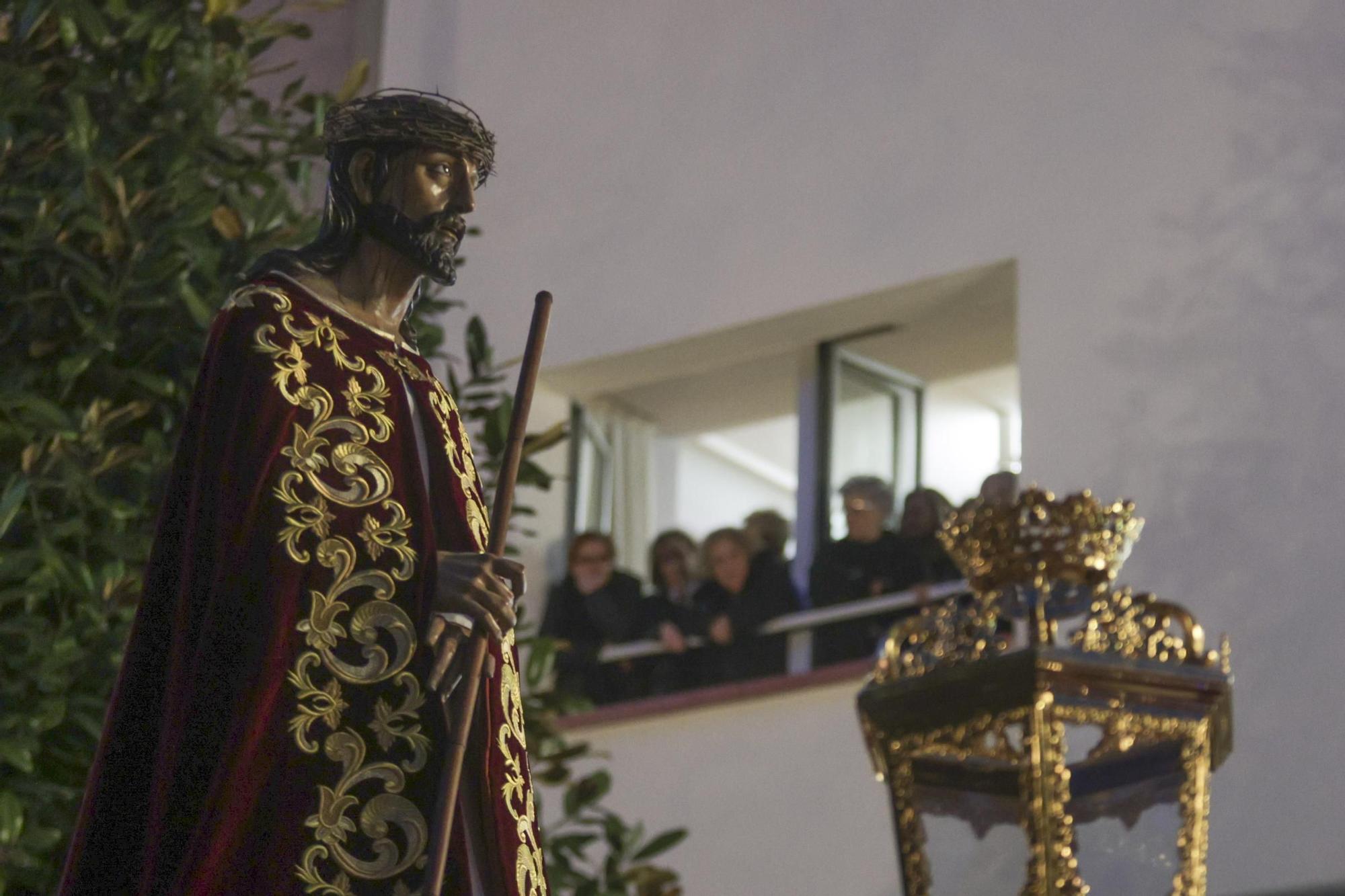 "Toda su vida fue maltratado y finalmente alguien miraba por él": las fotos de la procesión de Jesús Cautivo en Oviedo