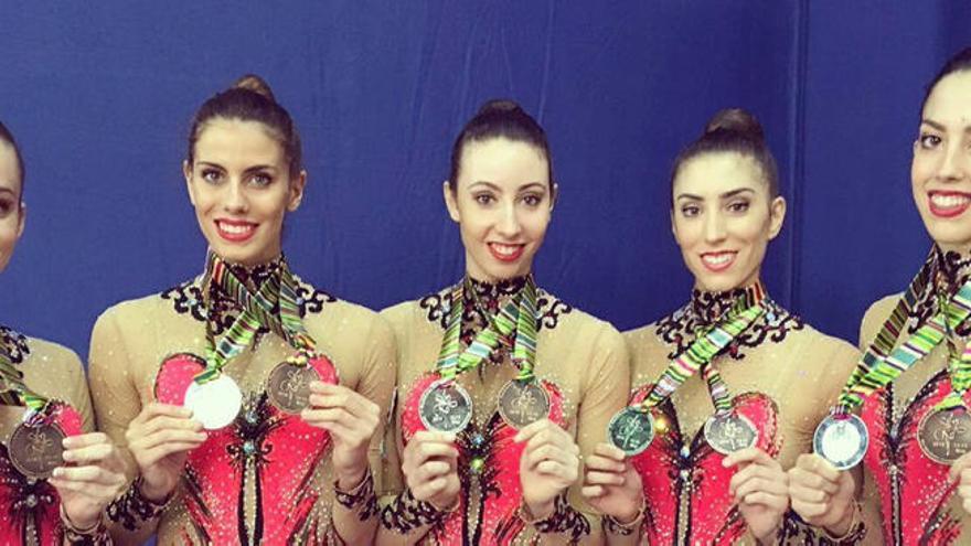 El equipo español posa con una de sus dos medallas.