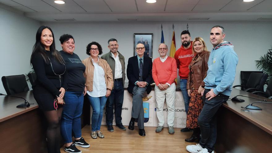 El escritor y Premio Nacional de Poesía Guillermo Carnero visita el Instituto de Rafal