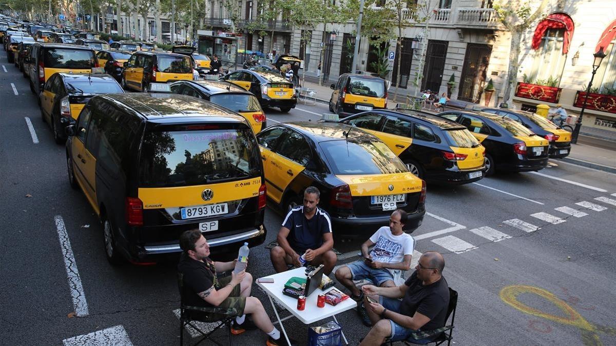 zentauroepp44495075 barcelona 30 07 2018  huelga de taxistas en la gran via  fot180731093306