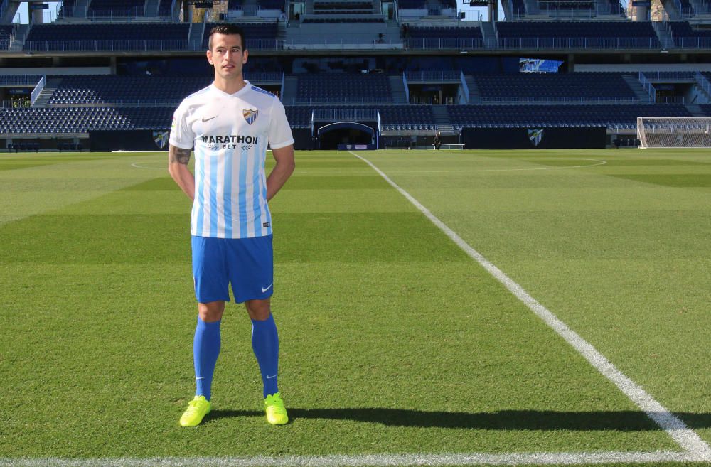 El defensa madrileño es presentado en La Rosaleda como nuevo jugador del Málaga CF. Es la tercera incorporación en el mercado invernal del club blanquiazul.