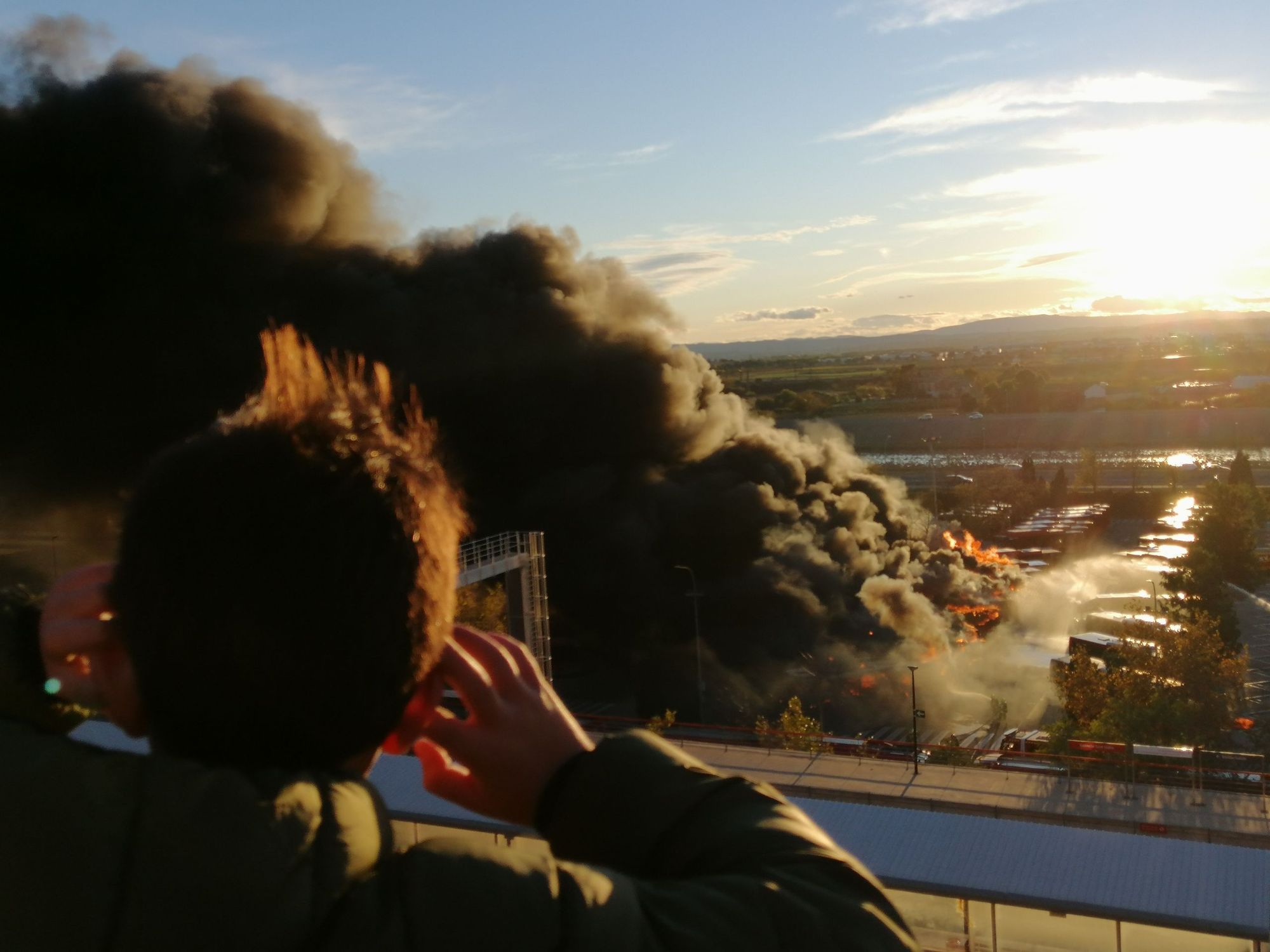 Galería: Espectacular incendio en las cocheras de la EMT de Valencia