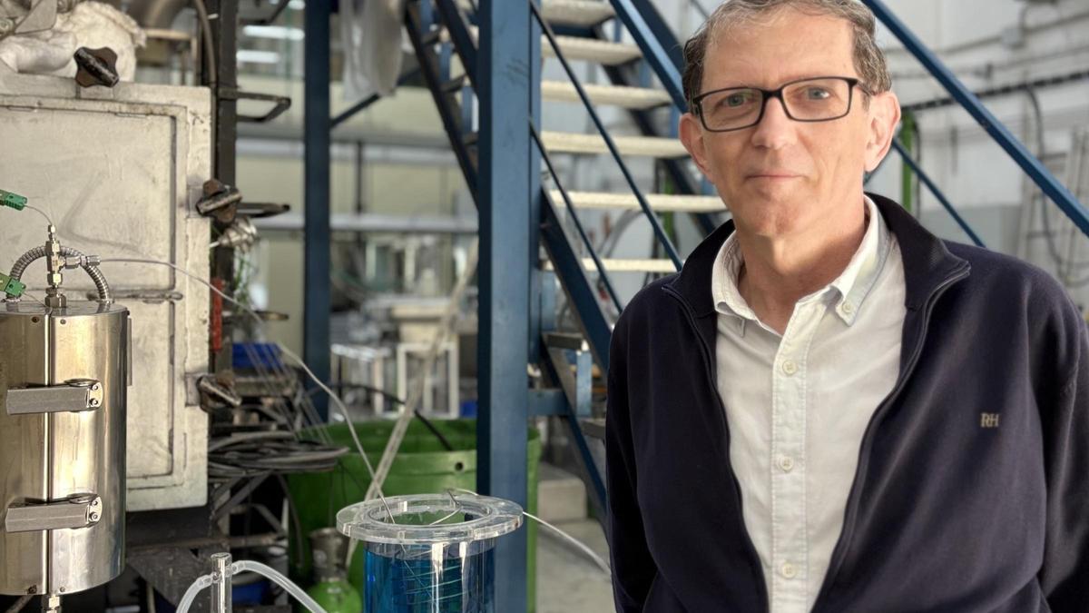 Antonio Morán en uno de los laboratorios de la Universidad de León. | CEDIDA